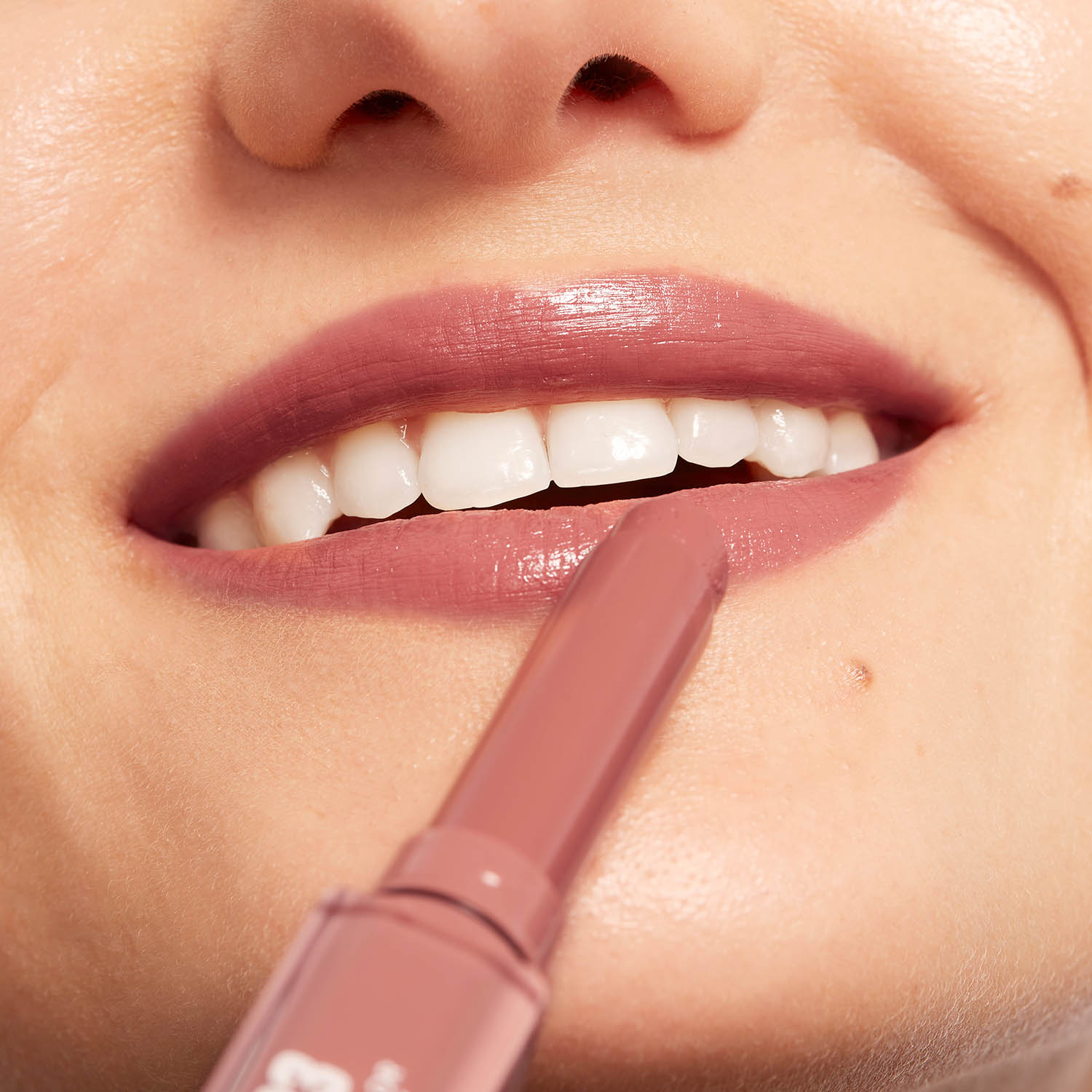 THE COLOR LIP GLOW (LABIAL HIDRATANTE CON ACABADO GLOW)